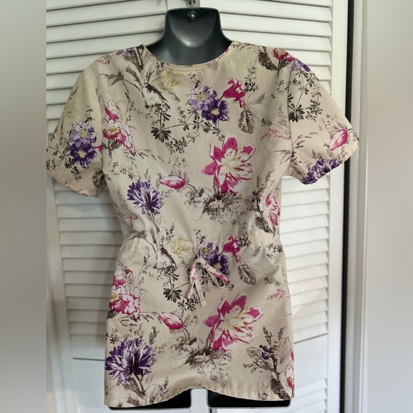 SB scrub top XS creamy floral pattern very in good condition - Picture 3 of 3